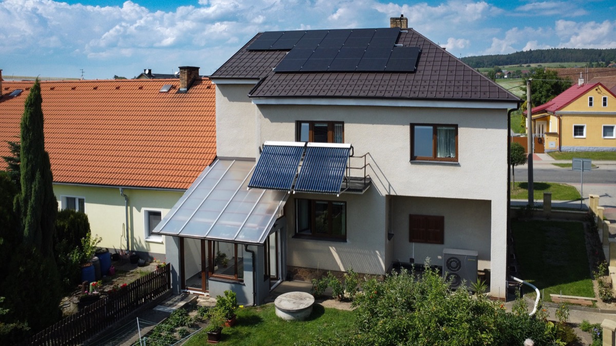 Rodinný dům s fotovoltaikou a solárními kolektory, letecký snímek